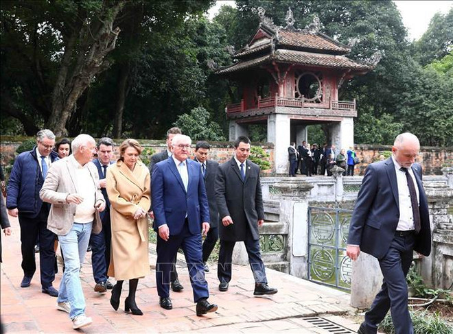 Le président allemand visite le Temple de la Littérature à Hanoï ảnh 1 Le président allemand visite le Temple de la Littérature à Hanoï ảnh 1