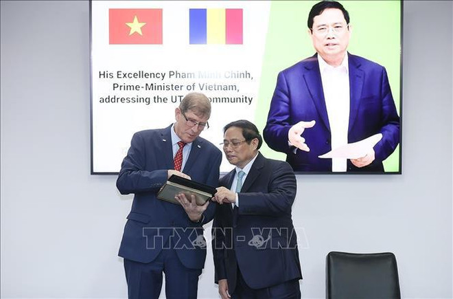 Le PM Pham Minh Chinh visite l'Université technique de construction de Bucarest ảnh 1 Le PM Pham Minh Chinh visite l'Université technique de construction de Bucarest ảnh 1