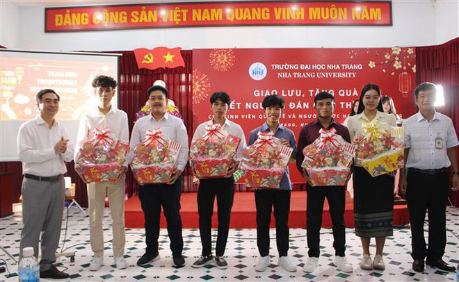 Des étudiants lao accueillent le Nouvel An traditionnel du Vietnam ảnh 1
