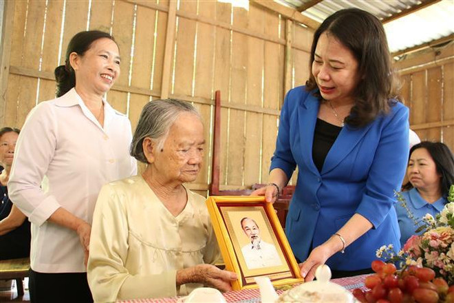 Cadeaux du Têt de la vice-présidente Vo Thi Anh Xuan aux personnes défavorisées de Ben Tre ảnh 2 Cadeaux du Têt de la vice-présidente Vo Thi Anh Xuan aux personnes défavorisées de Ben Tre ảnh 2