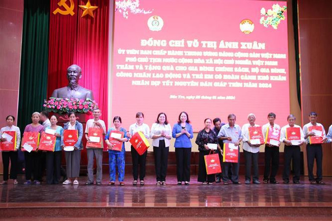 Cadeaux du Têt de la vice-présidente Vo Thi Anh Xuan aux personnes défavorisées de Ben Tre ảnh 1 Cadeaux du Têt de la vice-présidente Vo Thi Anh Xuan aux personnes défavorisées de Ben Tre ảnh 1