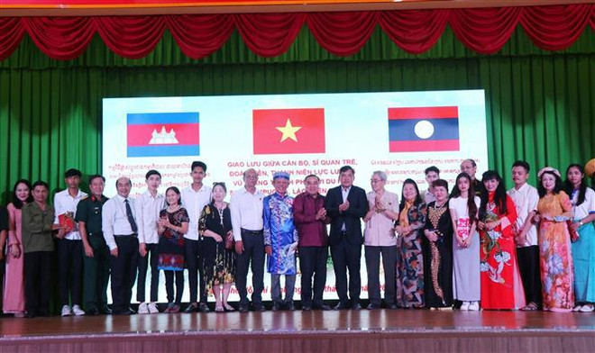 Rencontre entre des étudiants vietnamiens et étrangers à l'occasion du Têt du Dragon ảnh 1 Rencontre entre des étudiants vietnamiens et étrangers à l'occasion du Têt du Dragon ảnh 1