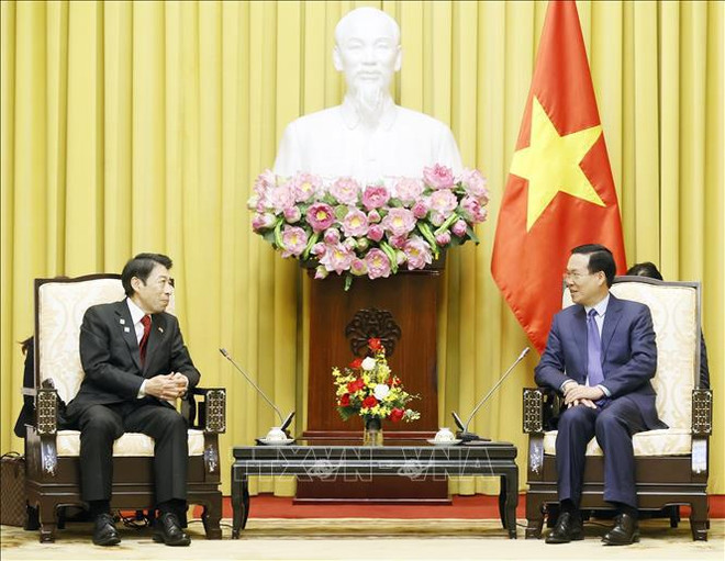 Le président Vo Van Thuong reçoit le gouverneur de la préfecture japonaise de Fukuoka ảnh 1