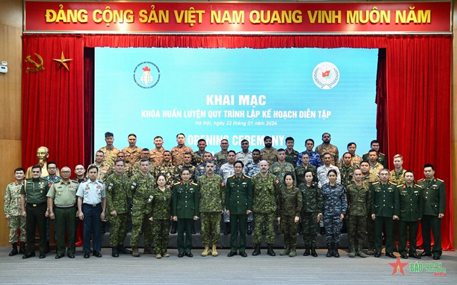Cours de formation sur le processus de planification des exercices entre le Vietnam et le Canada ảnh 1 Cours de formation sur le processus de planification des exercices entre le Vietnam et le Canada ảnh 1