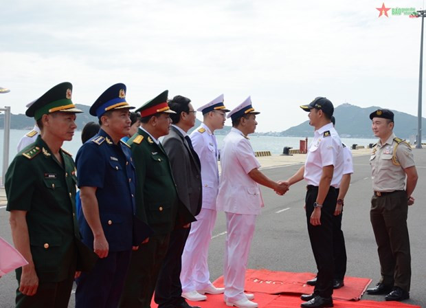 Un navire naval singapourien visite la province de Khanh Hoa ảnh 1