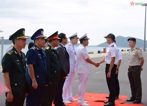 Un navire naval singapourien visite la province de Khanh Hoa ảnh 1 Un navire naval singapourien visite la province de Khanh Hoa ảnh 1