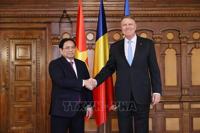 Le Premier ministre Pham Minh Chinh rencontre le président roumain ảnh 1