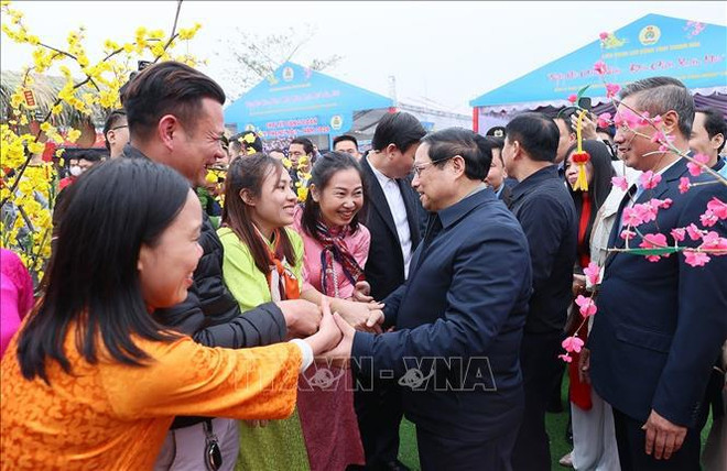 Le Premier ministre visite et offre des cadeaux aux démunis et travailleurs de Thanh Hoa ảnh 1 Le Premier ministre visite et offre des cadeaux aux démunis et travailleurs de Thanh Hoa ảnh 1