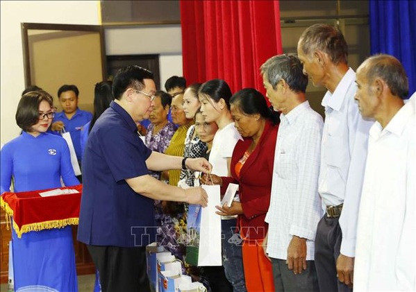 Têt : le président de l’AN offre des cadeaux à des personnes en difficulté à Bac Liêu ảnh 1 Têt : le président de l’AN offre des cadeaux à des personnes en difficulté à Bac Liêu ảnh 1