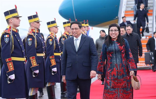 Le Premier ministre Pham Minh Chinh arrive en Roumanie pour une visite officielle ảnh 1 Le Premier ministre Pham Minh Chinh arrive en Roumanie pour une visite officielle ảnh 1