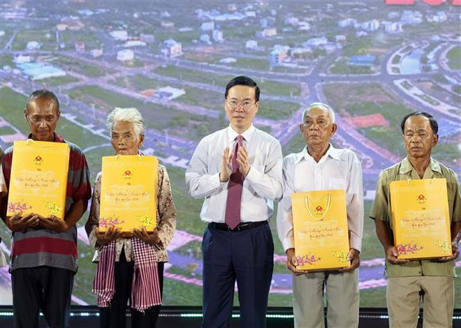 Le président Vo Van Thuong assiste au programme "Printemps à la frontière" à Kiên Giang ảnh 1 Le président Vo Van Thuong assiste au programme "Printemps à la frontière" à Kiên Giang ảnh 1