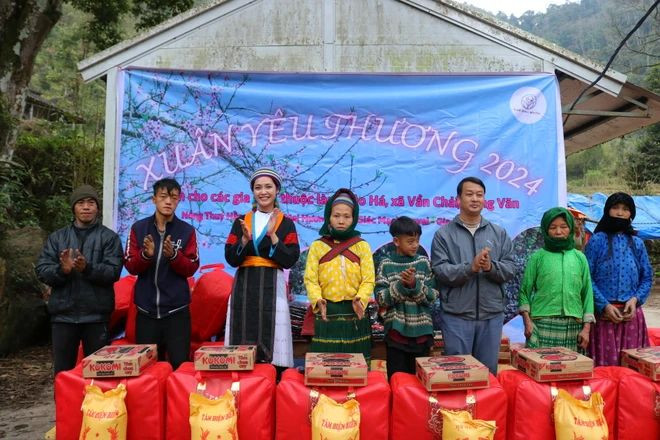 Têt : des beautés vietnamiennes remettent des cadeaux dans des régions montagneuses ảnh 1 Têt : des beautés vietnamiennes remettent des cadeaux dans des régions montagneuses ảnh 1