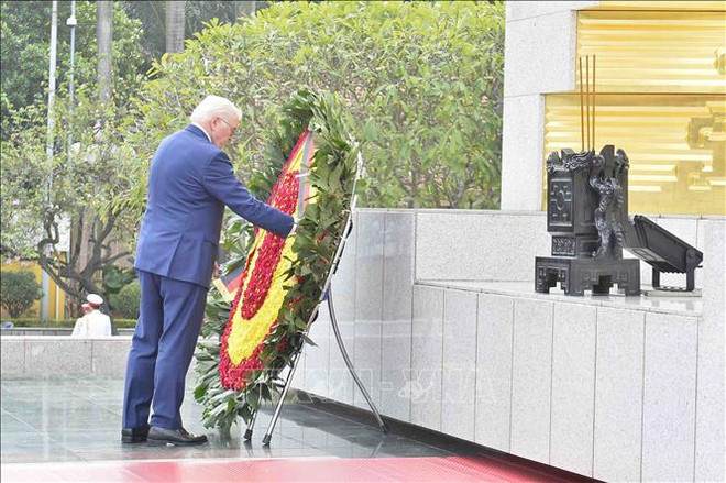 Le président allemand visite le Temple de la Littérature à Hanoï ảnh 2 Le président allemand visite le Temple de la Littérature à Hanoï ảnh 2