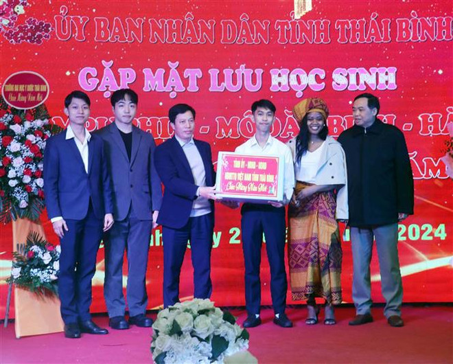 Rencontre entre des étudiants vietnamiens et étrangers à l'occasion du Têt du Dragon ảnh 2 Rencontre entre des étudiants vietnamiens et étrangers à l'occasion du Têt du Dragon ảnh 2