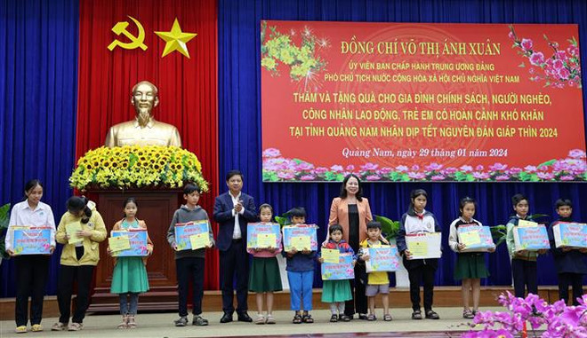 La vice-présidente Vo Thi Anh Xuan offre des cadeaux du Têt à Quang Nam ảnh 1