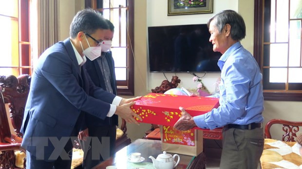 Têt: des cadeaux aux démunis à Thua Thiên - Huê et à Tây Ninh ảnh 1 Têt: des cadeaux aux démunis à Thua Thiên - Huê et à Tây Ninh ảnh 1