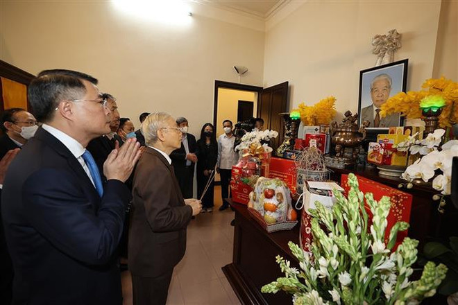 Têt : le leader du Parti Nguyên Phu Trong offre de l'encens aux anciens secrétaires généraux du PCV ảnh 2 Têt : le leader du Parti Nguyên Phu Trong offre de l'encens aux anciens secrétaires généraux du PCV ảnh 2