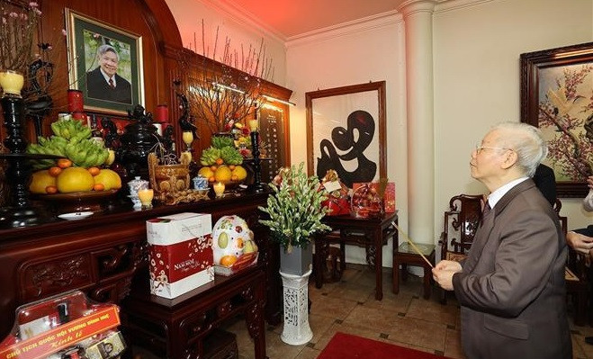 Têt : le leader du Parti Nguyên Phu Trong offre de l'encens aux anciens secrétaires généraux du PCV ảnh 1 Têt : le leader du Parti Nguyên Phu Trong offre de l'encens aux anciens secrétaires généraux du PCV ảnh 1
