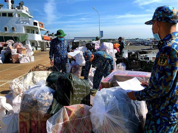 Cadeaux du Têt pour les militaires en mission sur la plate-forme DK1 et l'île de Côn Dao ảnh 2