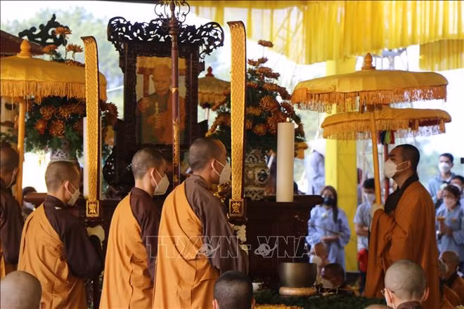 Cérémonie de crémation du bonze supérieur Thich Nhât Hanh à Huê ảnh 3