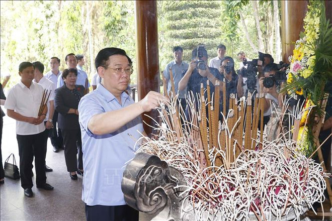 Le président de l’AN Vuong Dinh Hue offre de l'encens pour commémorer les Morts pour la Patrie ảnh 1 Le président de l’AN Vuong Dinh Hue offre de l'encens pour commémorer les Morts pour la Patrie ảnh 1
