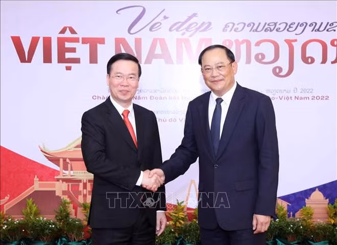 Exposition de photos sur la beauté du Vietnam au Laos ảnh 3