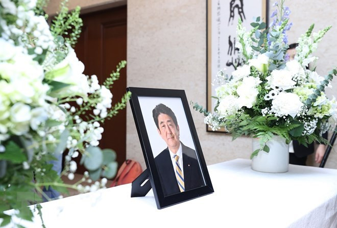 Les dirigeants vietnamiens expriment leurs condoléances pour le décès d'Abe Shinzo ảnh 2 Les dirigeants vietnamiens expriment leurs condoléances pour le décès d'Abe Shinzo ảnh 2