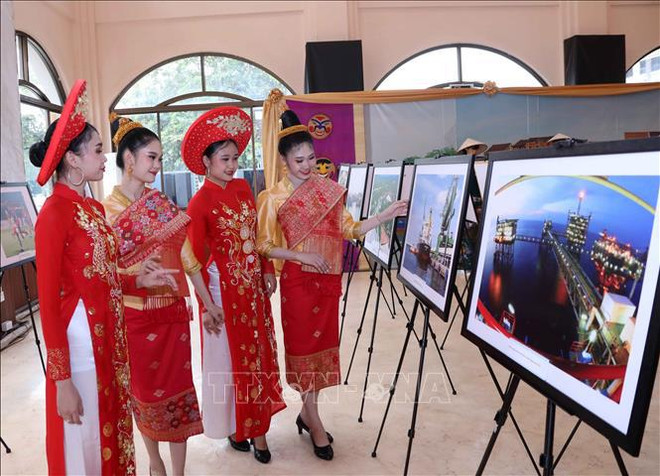 Exposition de photos sur la beauté du Vietnam au Laos ảnh 4 Exposition de photos sur la beauté du Vietnam au Laos ảnh 4