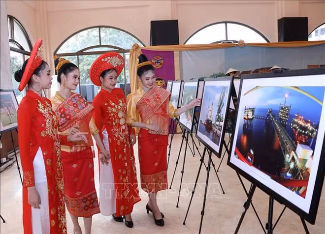 Exposition de photos sur la beauté du Vietnam au Laos ảnh 4 Exposition de photos sur la beauté du Vietnam au Laos ảnh 4