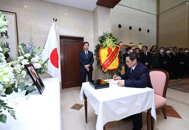 Les dirigeants vietnamiens expriment leurs condoléances pour le décès d'Abe Shinzo ảnh 3 Les dirigeants vietnamiens expriment leurs condoléances pour le décès d'Abe Shinzo ảnh 3