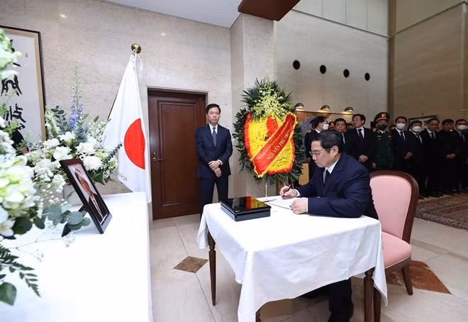 Les dirigeants vietnamiens expriment leurs condoléances pour le décès d'Abe Shinzo ảnh 3