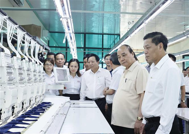 Le président Nguyen Xuan Phuc visite une usine de confection à Hai Phong ảnh 1 Le président Nguyen Xuan Phuc visite une usine de confection à Hai Phong ảnh 1