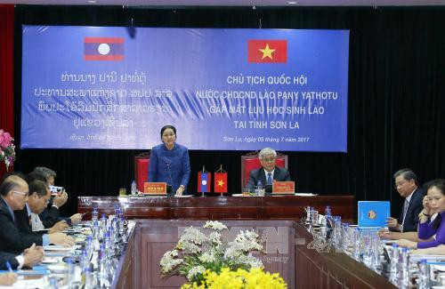 La présidente de l’AN du Laos rencontre des étudiants laotiens à Son La ảnh 1 La présidente de l’AN du Laos rencontre des étudiants laotiens à Son La ảnh 1