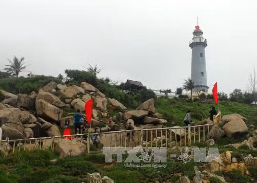Cérémonie de salut au drapeau national à Phu Yen ảnh 1