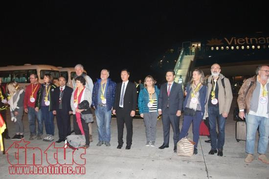 De grandes villes du pays accueillent les premiers touristes de 2018 ảnh 1 De grandes villes du pays accueillent les premiers touristes de 2018 ảnh 1