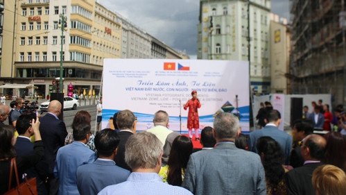 Une exposition photographique sur le Vietnam en R. tchèque ảnh 1