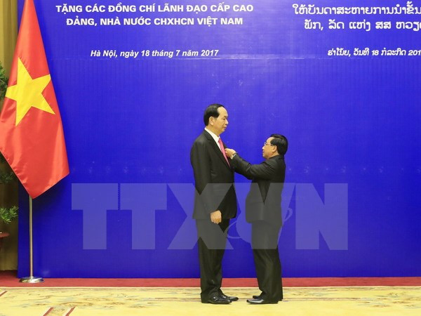 Remise de distinctions honorifiques du Laos à des dirigeants vietnamiens ảnh 1 Remise de distinctions honorifiques du Laos à des dirigeants vietnamiens ảnh 1
