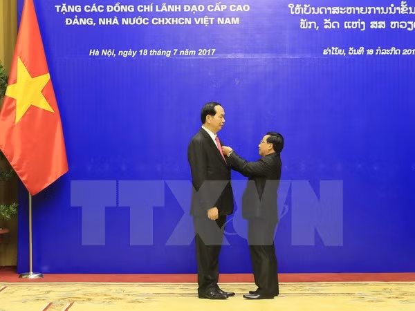 Remise de distinctions honorifiques du Laos à des dirigeants vietnamiens ảnh 1