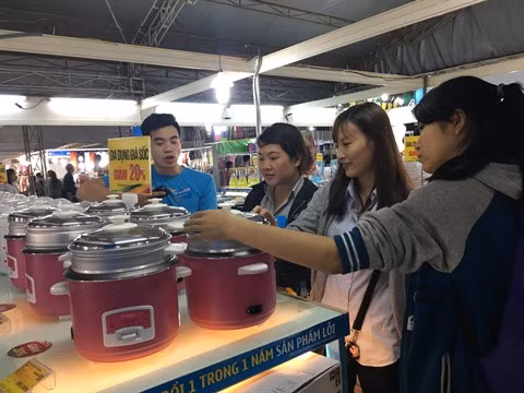 HCM-Ville: Quelque 320 entreprises présentes à la Foire de consommation 2016 ảnh 1