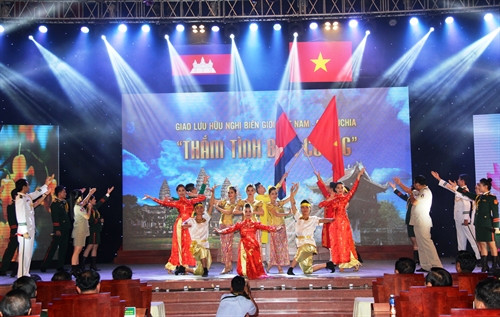 Vietnam-Cambodge: échange entre des provinces frontalières ảnh 3 Vietnam-Cambodge: échange entre des provinces frontalières ảnh 3