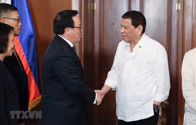 Une délégation du Parti en visite officielle aux Philippines ảnh 1 Une délégation du Parti en visite officielle aux Philippines ảnh 1