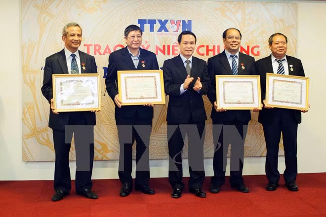 L'insigne de la VNA pour les dirigeants de la Confédération générale du travail du Vietnam ảnh 1