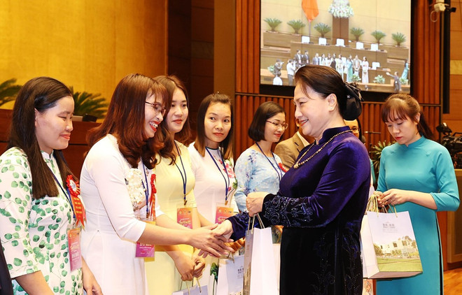 La présidente de l’AN Nguyên Thi Kim Ngân rencontre des enseignants exemplaires de 2020 ảnh 1 La présidente de l’AN Nguyên Thi Kim Ngân rencontre des enseignants exemplaires de 2020 ảnh 1