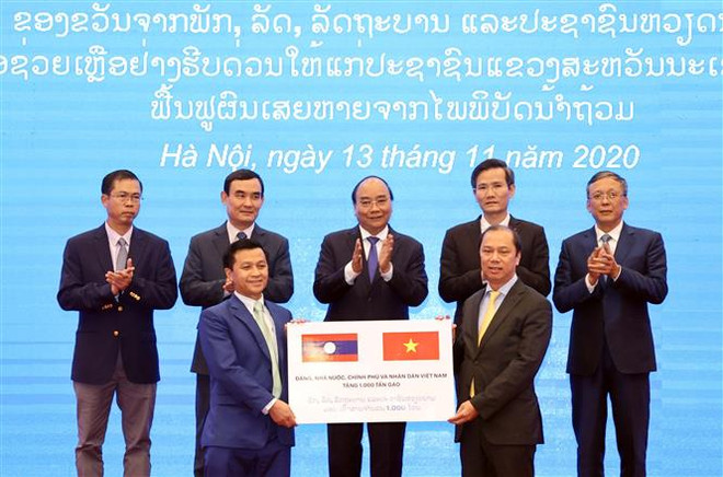 Remise symbolique de 1.000 tonnes de riz au Laos pour soutenir les sinistrés des intempéries ảnh 1 Remise symbolique de 1.000 tonnes de riz au Laos pour soutenir les sinistrés des intempéries ảnh 1