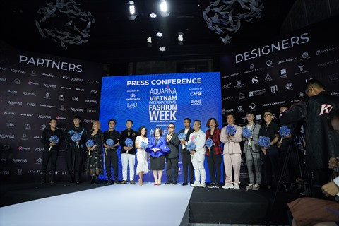 Lancement de la Semaine de la mode internationale du Vietnam Aquafina ảnh 1 Lancement de la Semaine de la mode internationale du Vietnam Aquafina ảnh 1