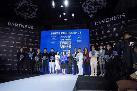 Lancement de la Semaine de la mode internationale du Vietnam Aquafina ảnh 1