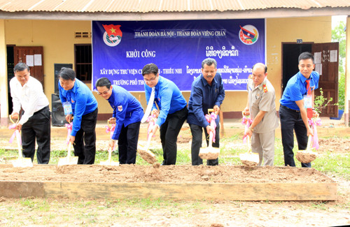De jeunes volontaires hanoïens à Vientiane ảnh 1 De jeunes volontaires hanoïens à Vientiane ảnh 1