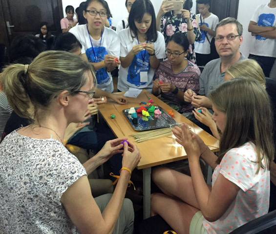 Les «tò he» séduisent les amis étrangers ảnh 2 Les «tò he» séduisent les amis étrangers ảnh 2