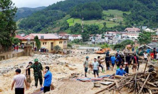 Le PM Nguyên Xuân Phuc demande de gérer rapidement les conséquences des crues ảnh 2