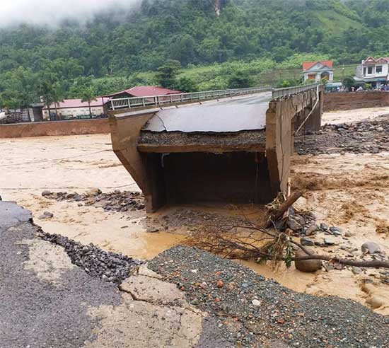 Le PM Nguyên Xuân Phuc demande de gérer rapidement les conséquences des crues ảnh 1